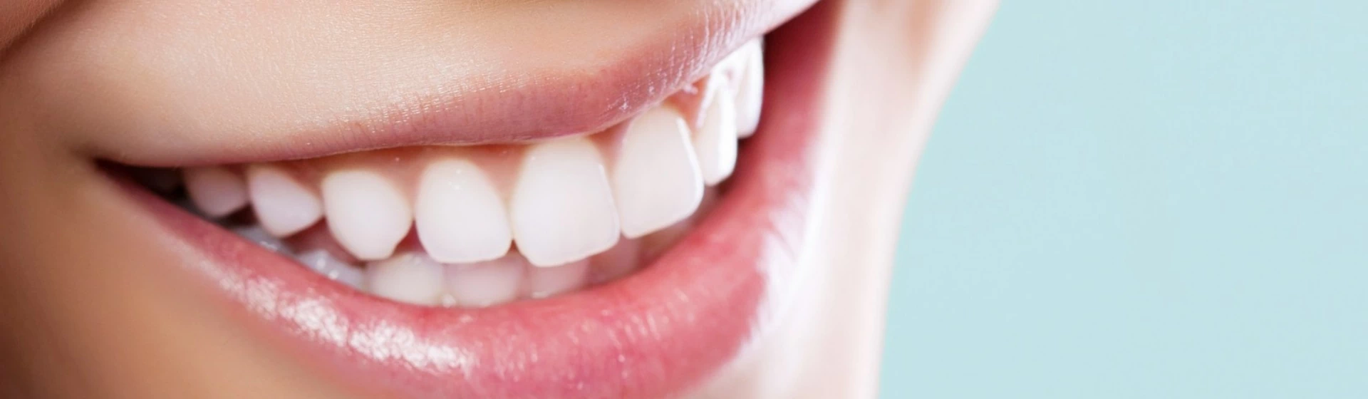 białe zdrowe zęby w uśmiechu